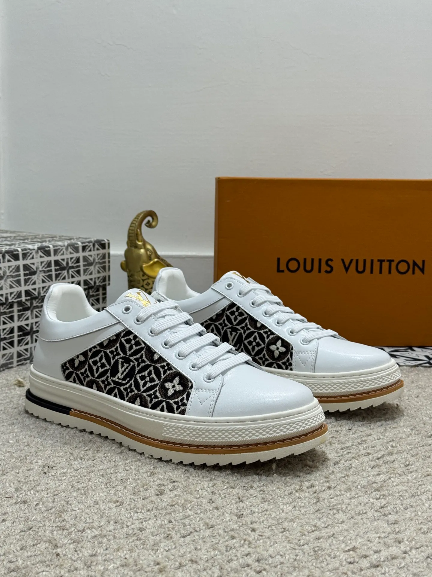 Men's shoes 💰400 [New style] 🌂🌂Top original order - Louis Vuitton®️ Trendy and fashionable yet low-key men's casual shoes, uppers made of cowhide leather stitched with LV special canvas presbyopia, comfortable and breathable, mesh lining, original rubber outsole, 2 colors optional~a must-have for stylish men. Size: 38-44 (45 customized